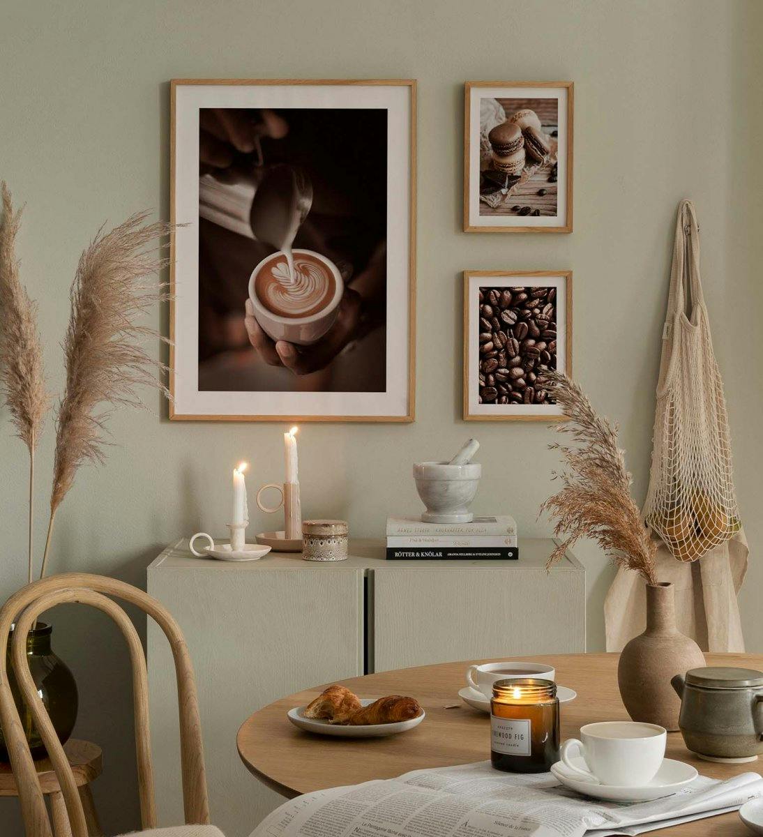Konyhai galéria fal tölgyfakerettel és barna és bézs színű kávényomatokkal a konyhához