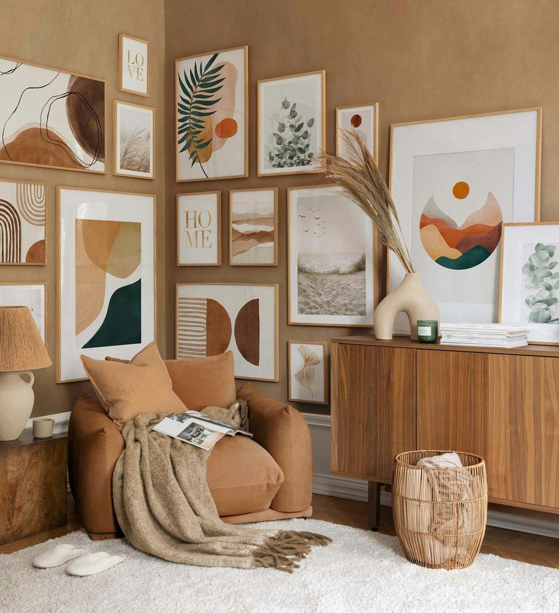 Moderne gallerivegg med grafiske trykk i naturfarger med eikarammer til stue eller soverom