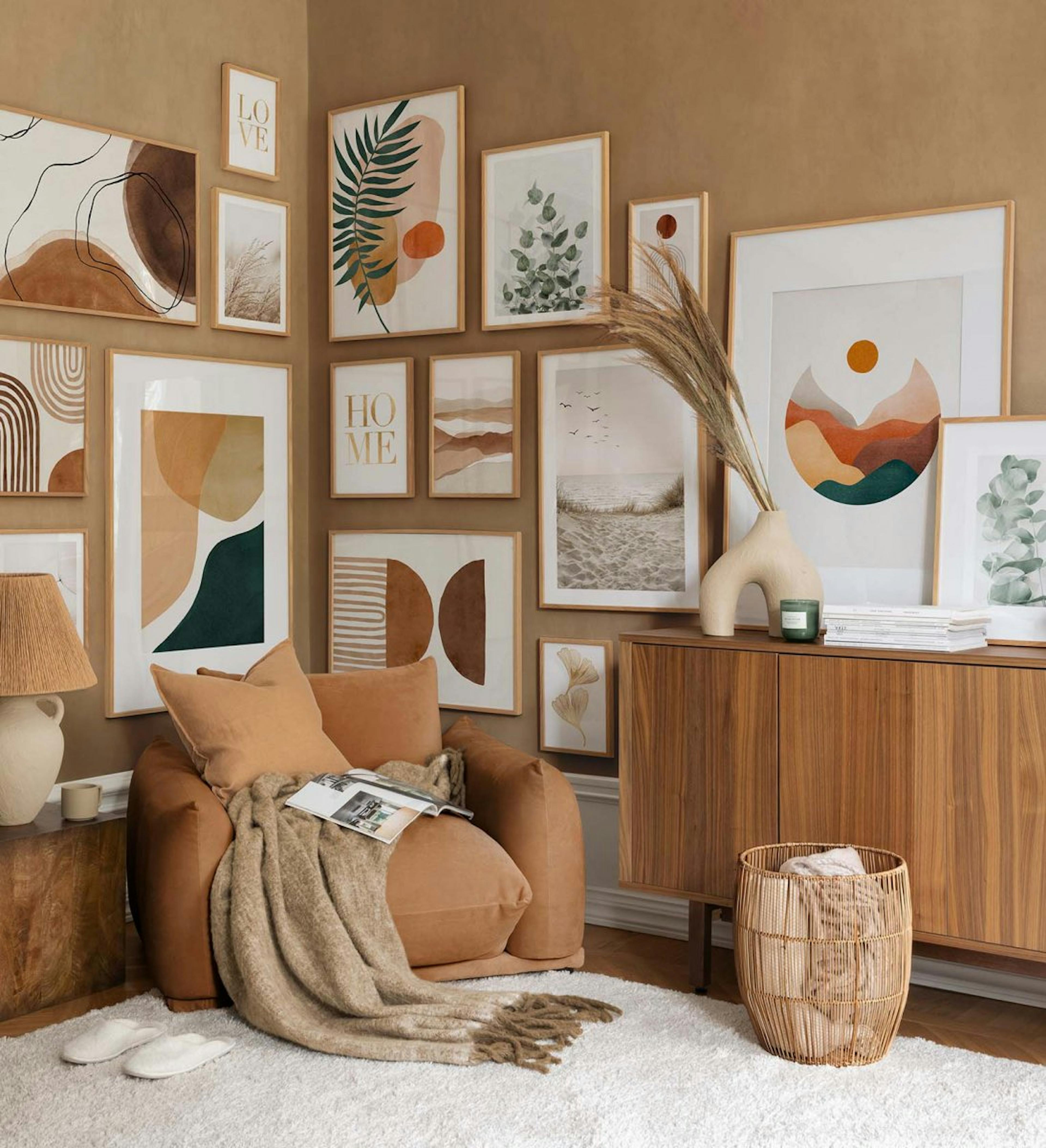 Modern gallerivägg med grafiska konsttryck i naturfärger med ekramar för vardagsrum eller sovrum