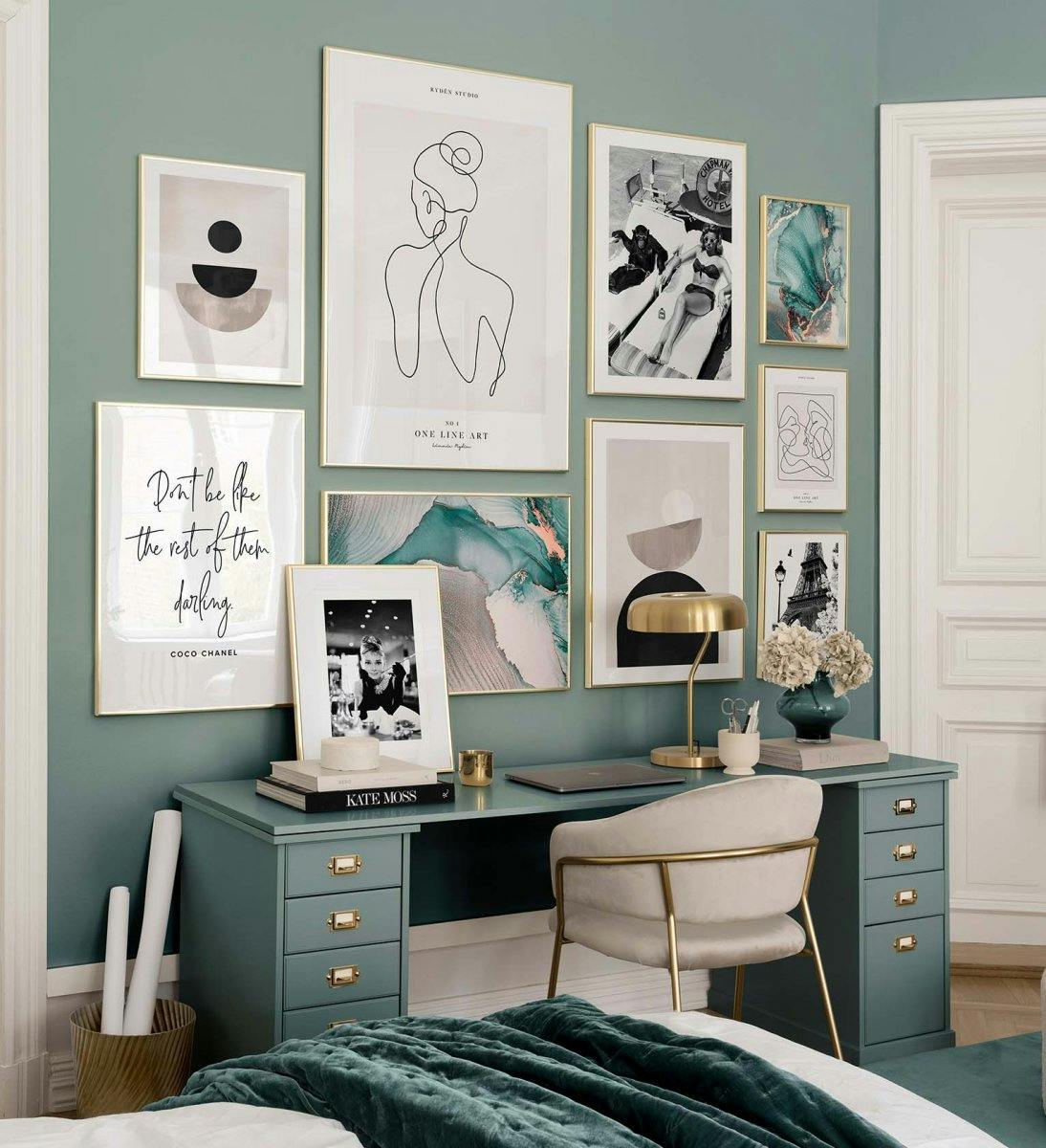 Trendy gallerivæg med grafik, stregkunst og fotoprint i grønne og naturfarver med gyldne rammer til soveværelset