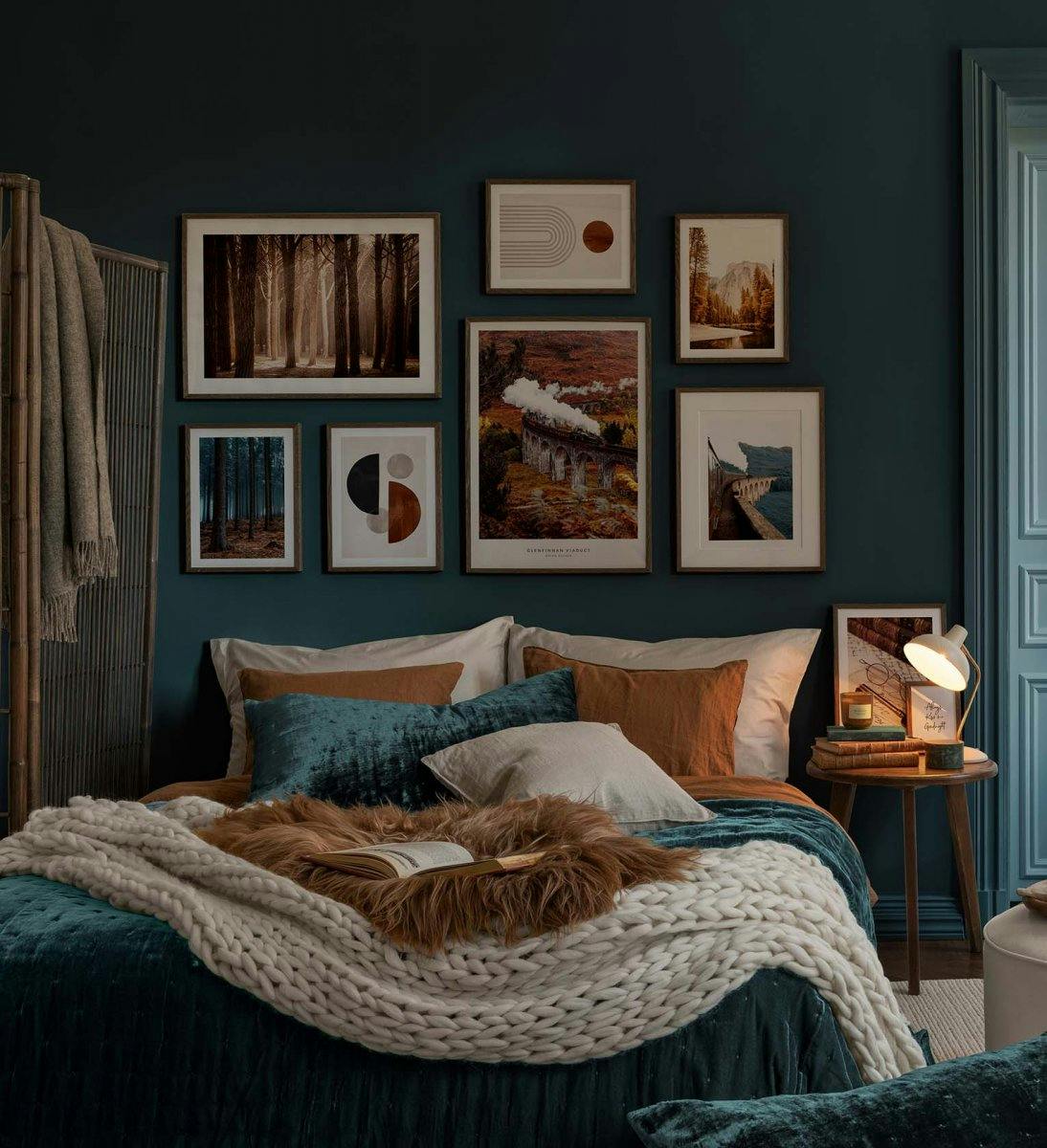 Höstinspirerad gallerivägg med hösttryck och fotografier i naturfärger med mörka träramar för sovrummet