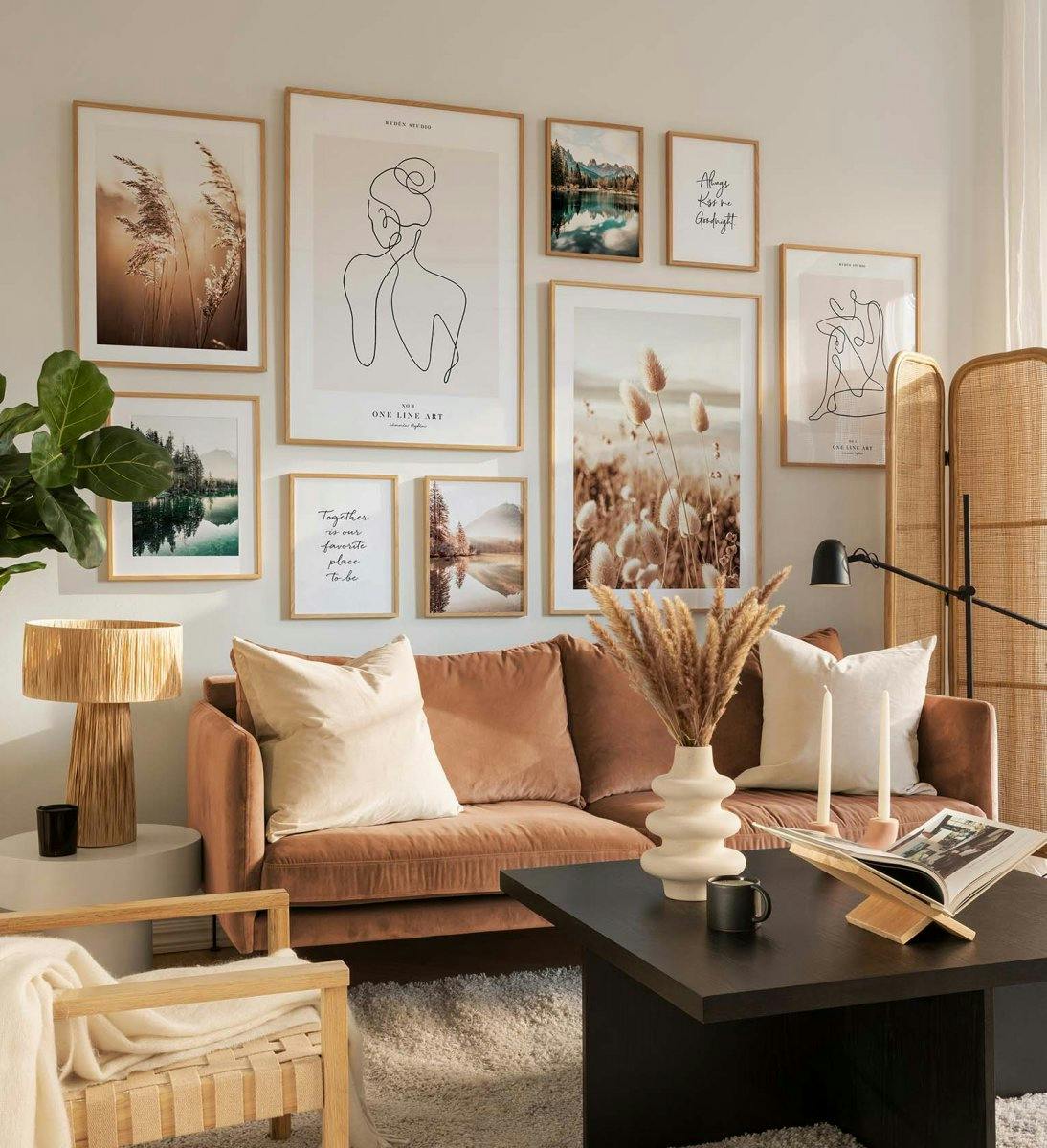 Béžové potisky a fotografie s inspirací z podzimu v kombinaci s perokresbou s dubovými rámy do obývacího pokoje