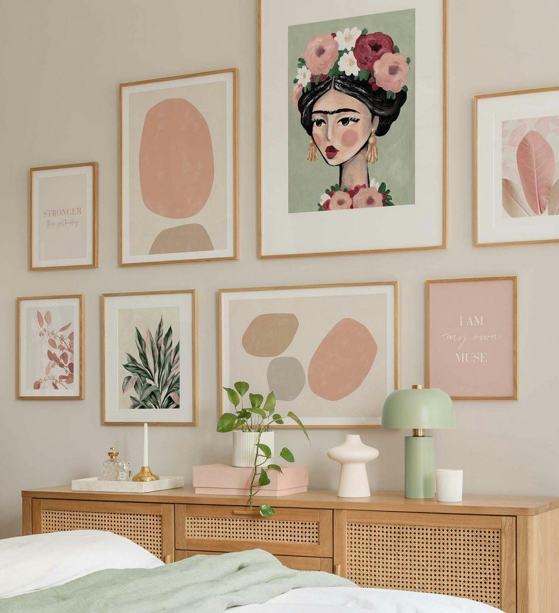 ピンクとベージュをテーマにした抽象的なアートプリントやイラストをリビングや寝室に。