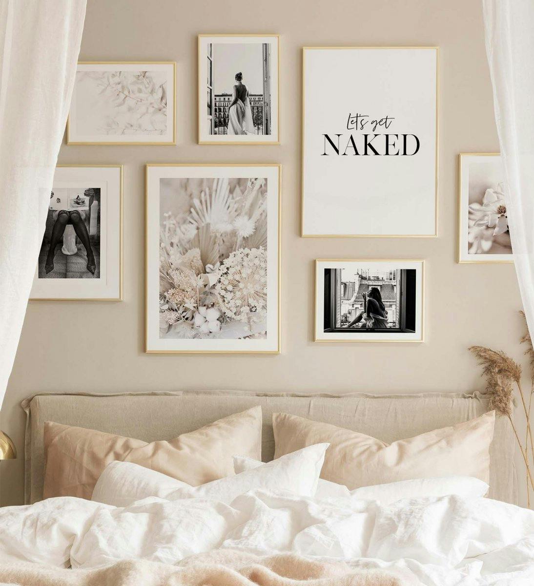 Monokrome kunst kombineret med beige farver giver en trendy billedvæg til soveværelset