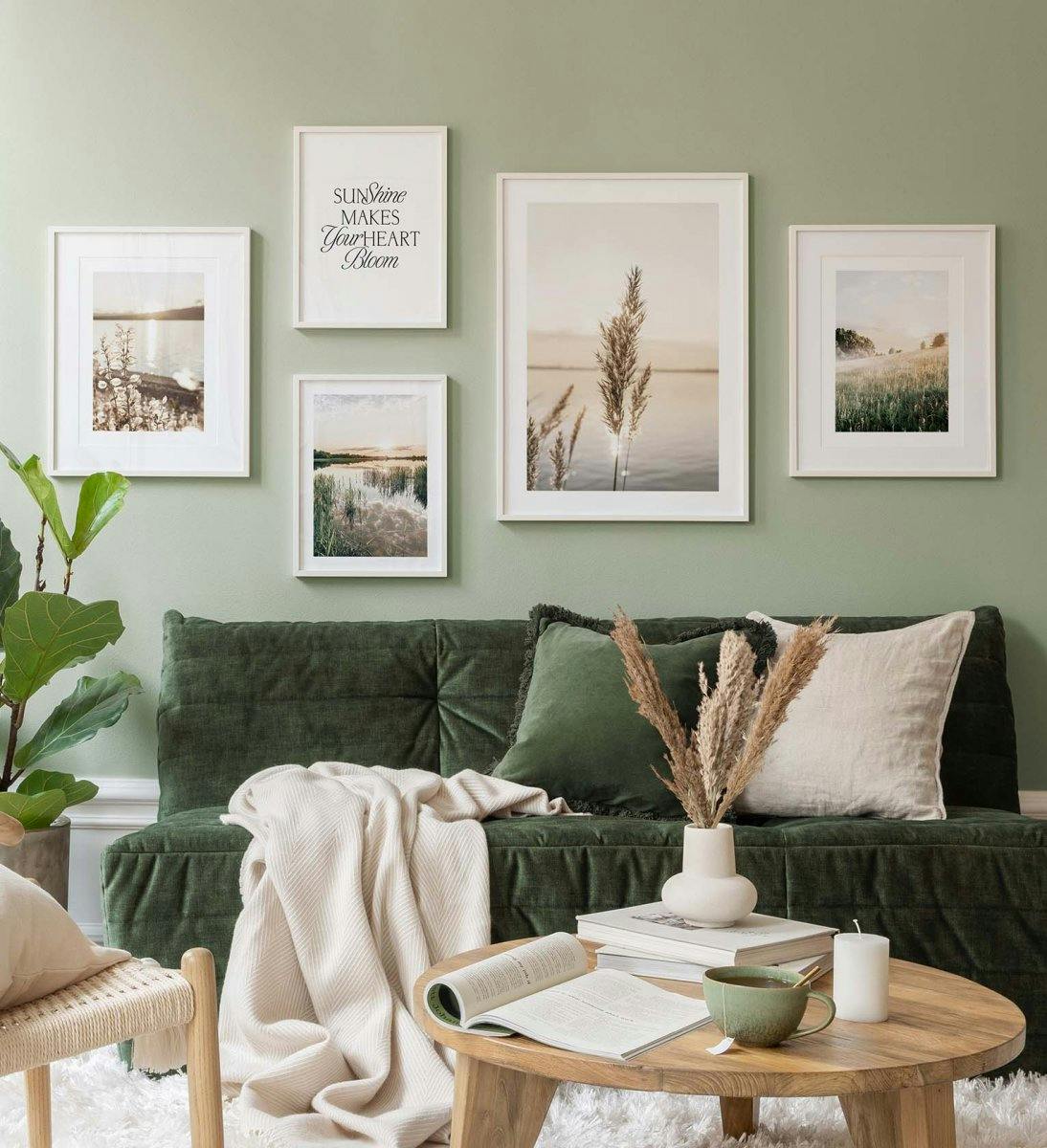 Tavelvägg med landskapsposters i grönt tema skapar en lugn känsla i vardagsrummet